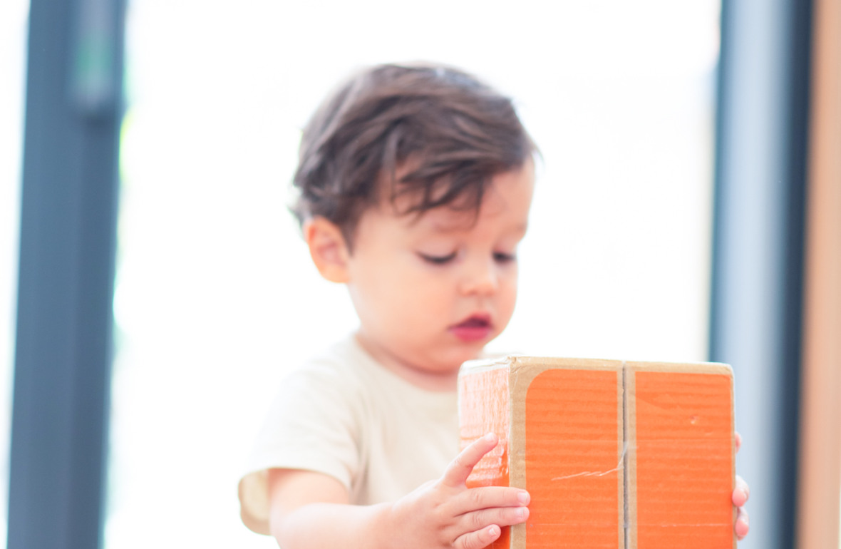 Enfants jouant avec des briques en carton