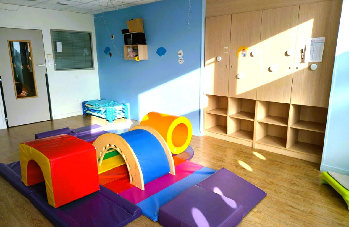 Espace de jeux de motricité au sein d'un espace baigné de soleil au sein de la crèche Babilou Grenoble Schuman