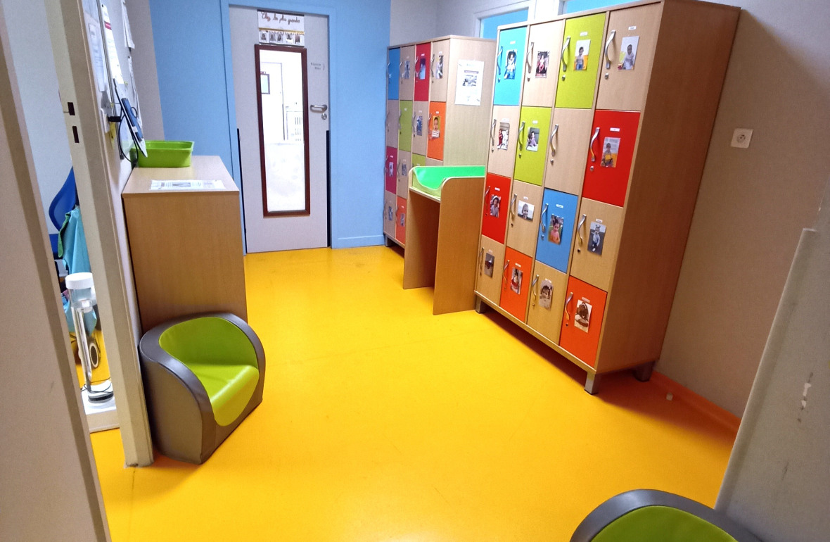 Salle avec fauteuils et casiers au sein de la crèche Babilou Ormesson Wladimir d'Ormesson