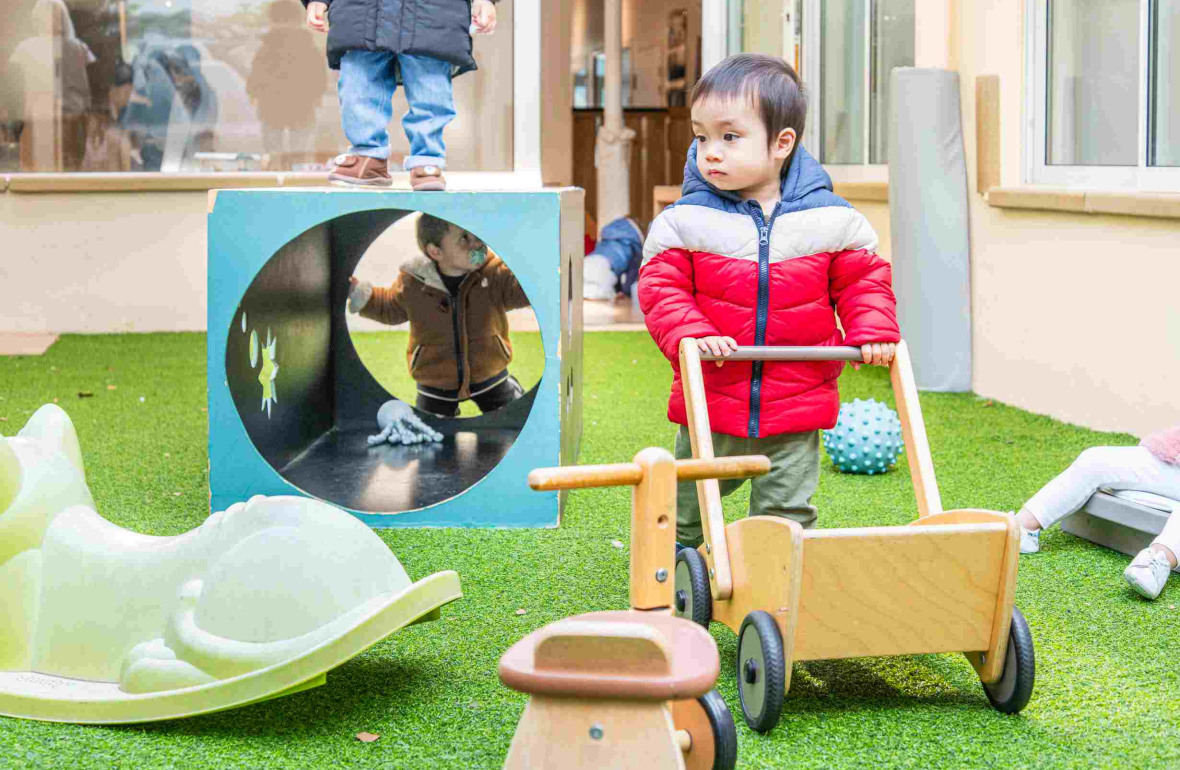 Enfants en crèche qui jouent dans le jardin 