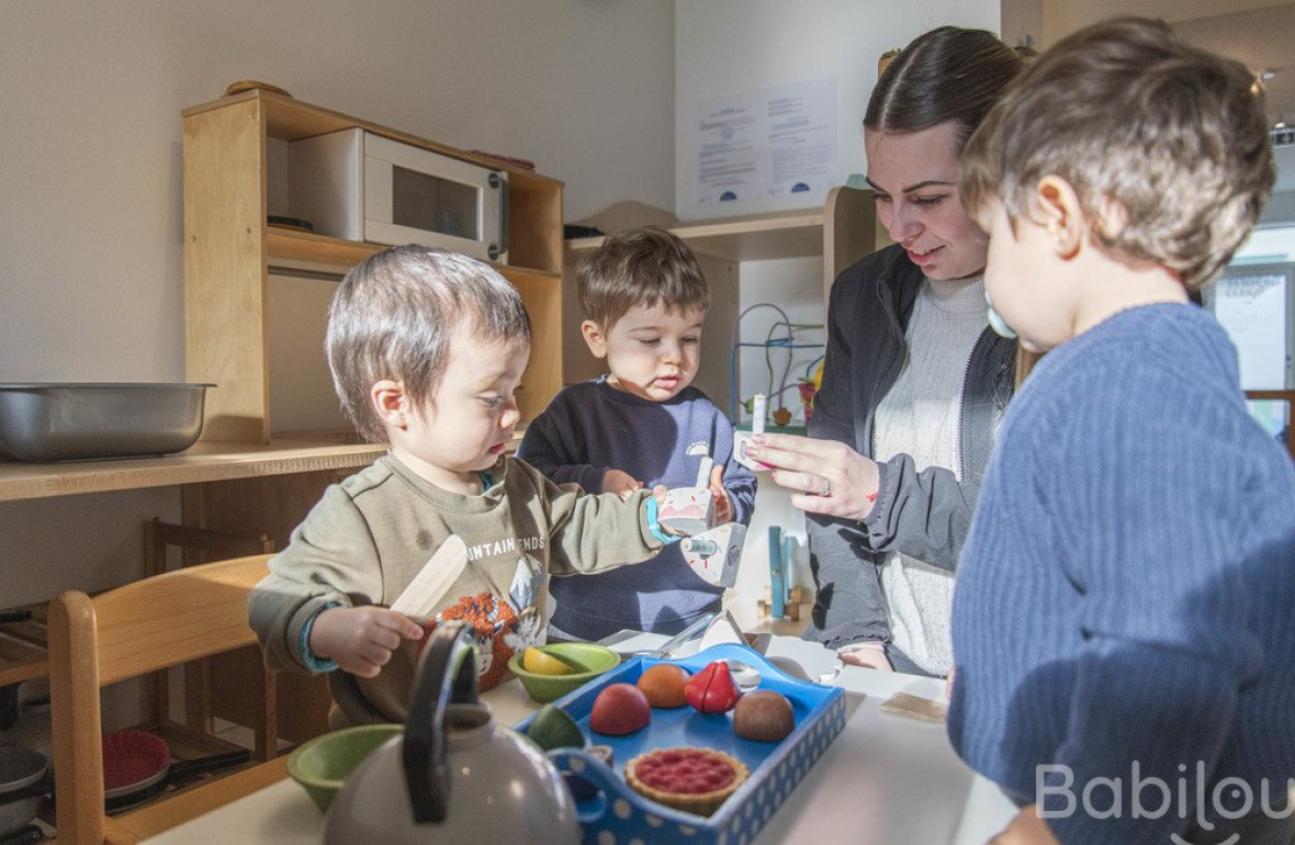Une pro en crèche avec un groupe d'enfants