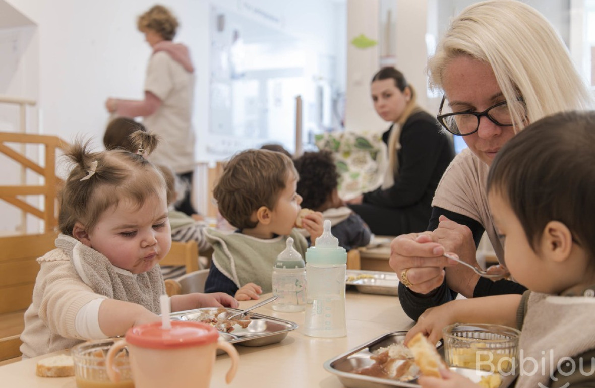 Un groupe d'enfants durant le repas