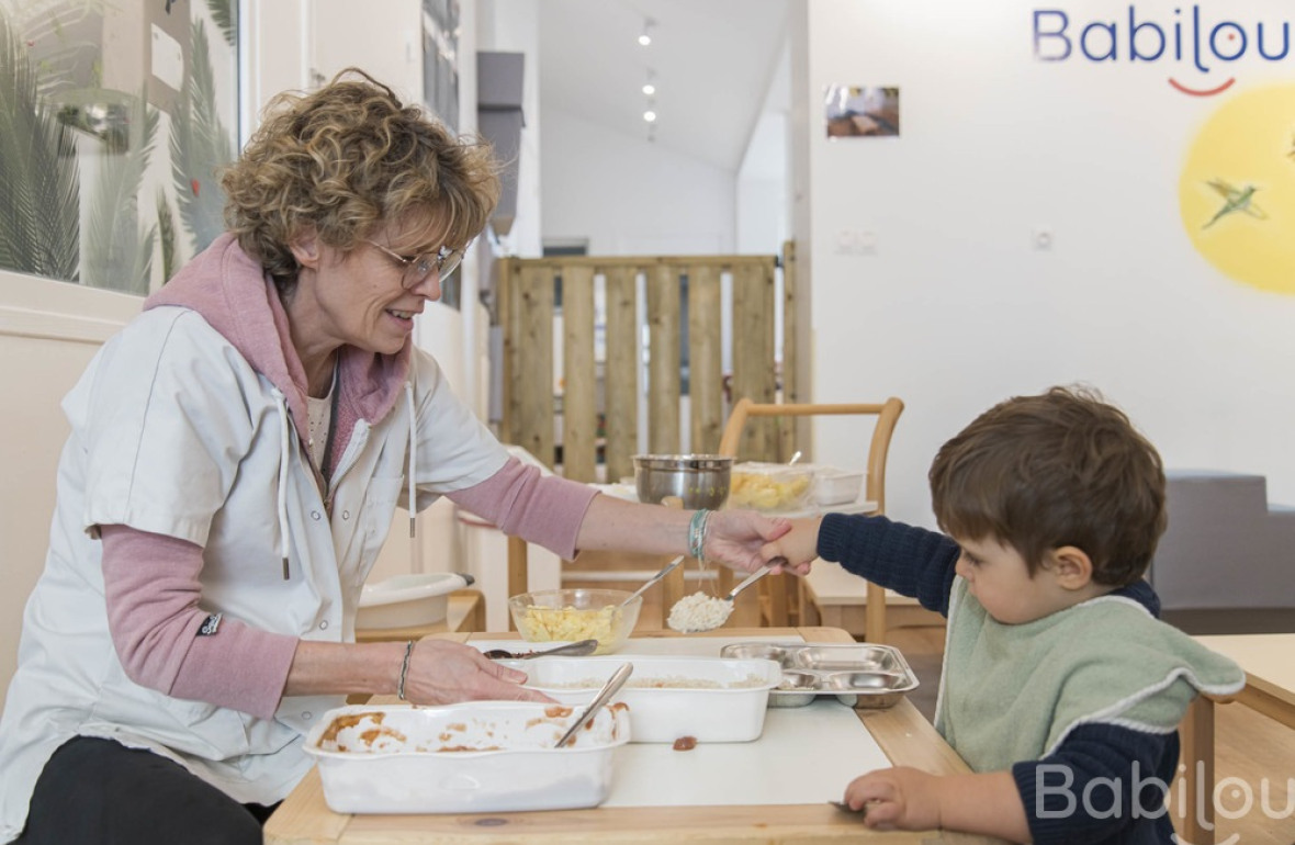 Une pro en crèche et un enfant en activité 