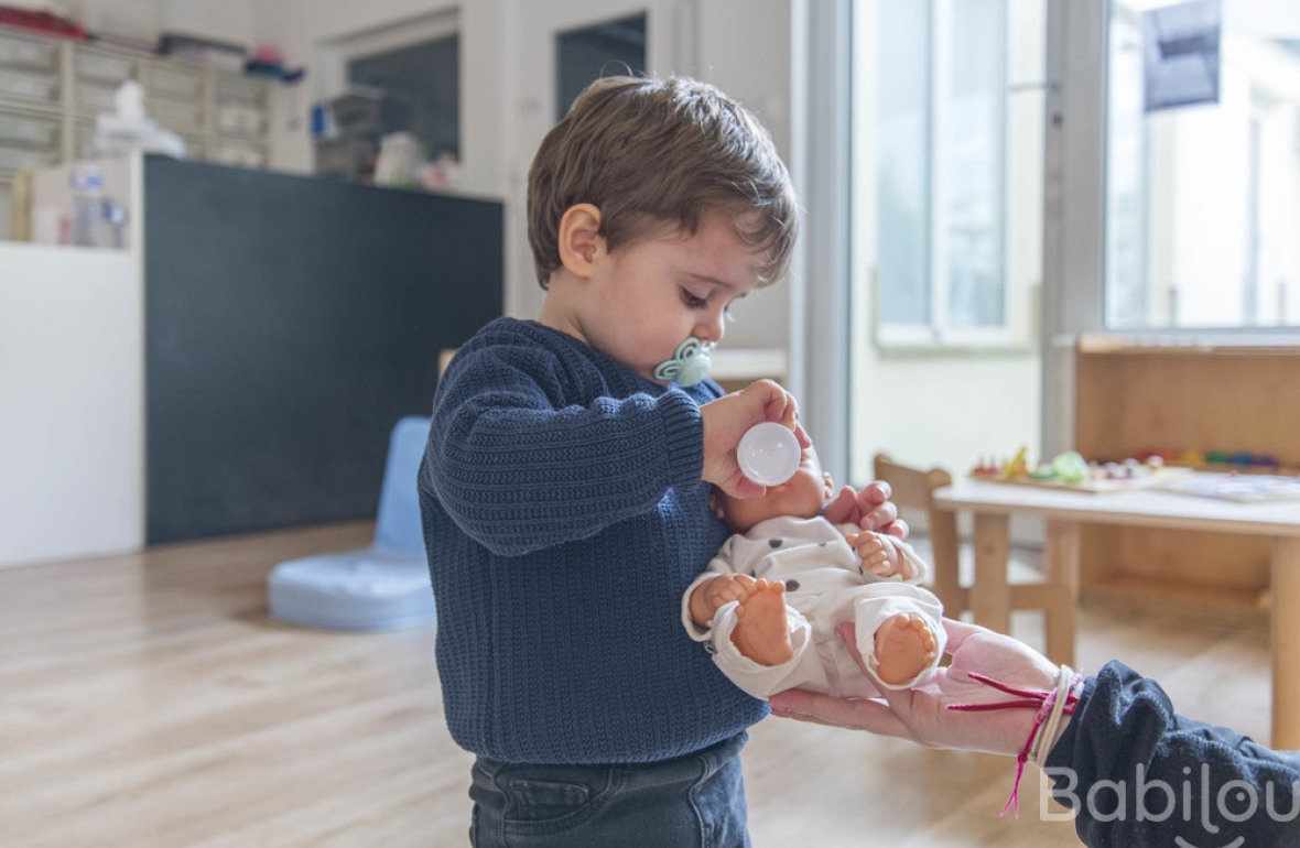 Un enfant en crèche Babilou qui joue 