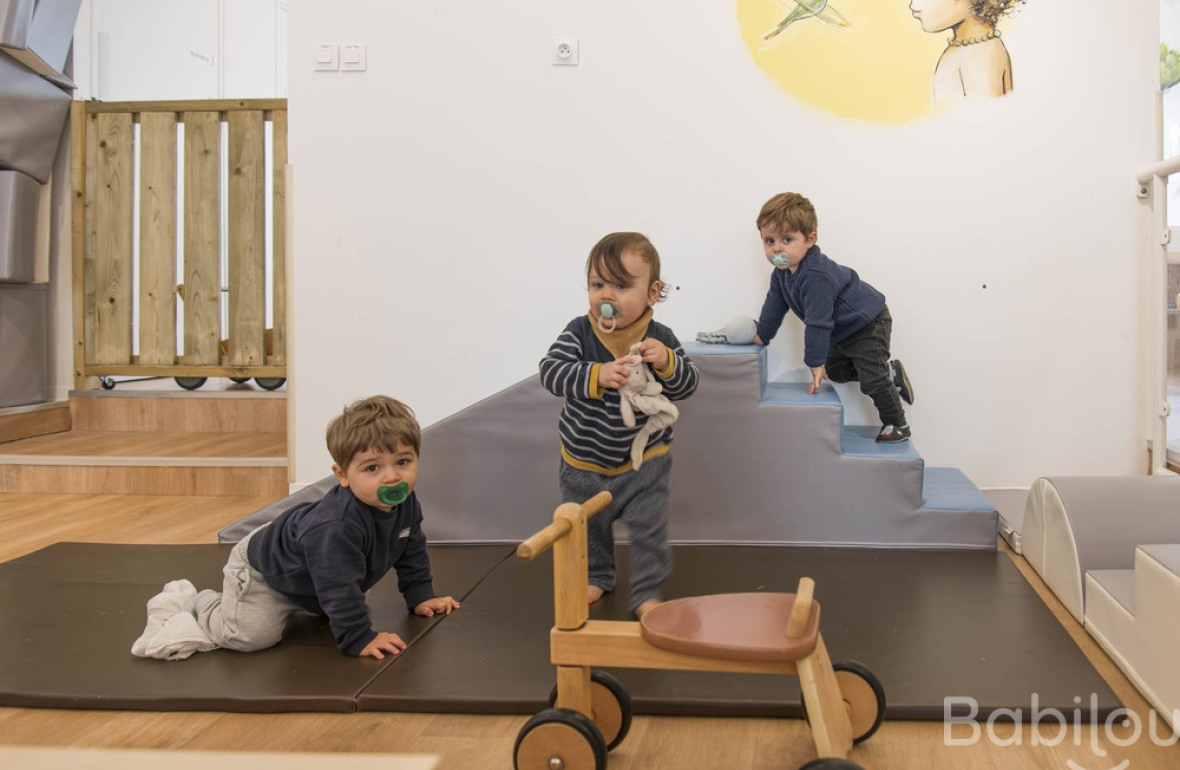 Un groupe d'enfants en crèche dans l'espace de motricité