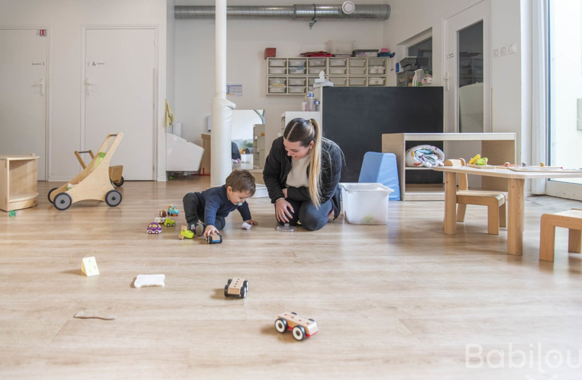 Une professionnelle en crèche Babilou qui joue avec un enfant 