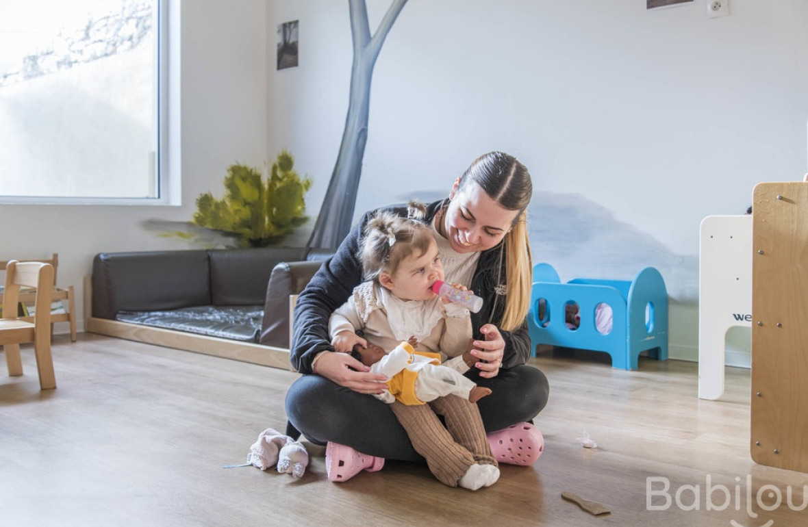 Une pro en crèche avec une enfant