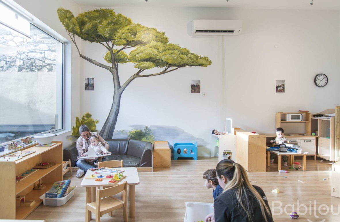 Une pro en crèche avec une enfant