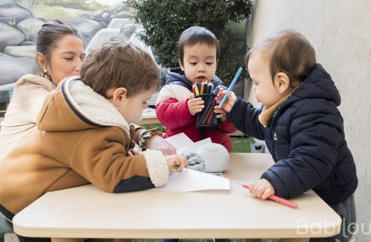Une pro en crèche avec un groupe d'enfant 