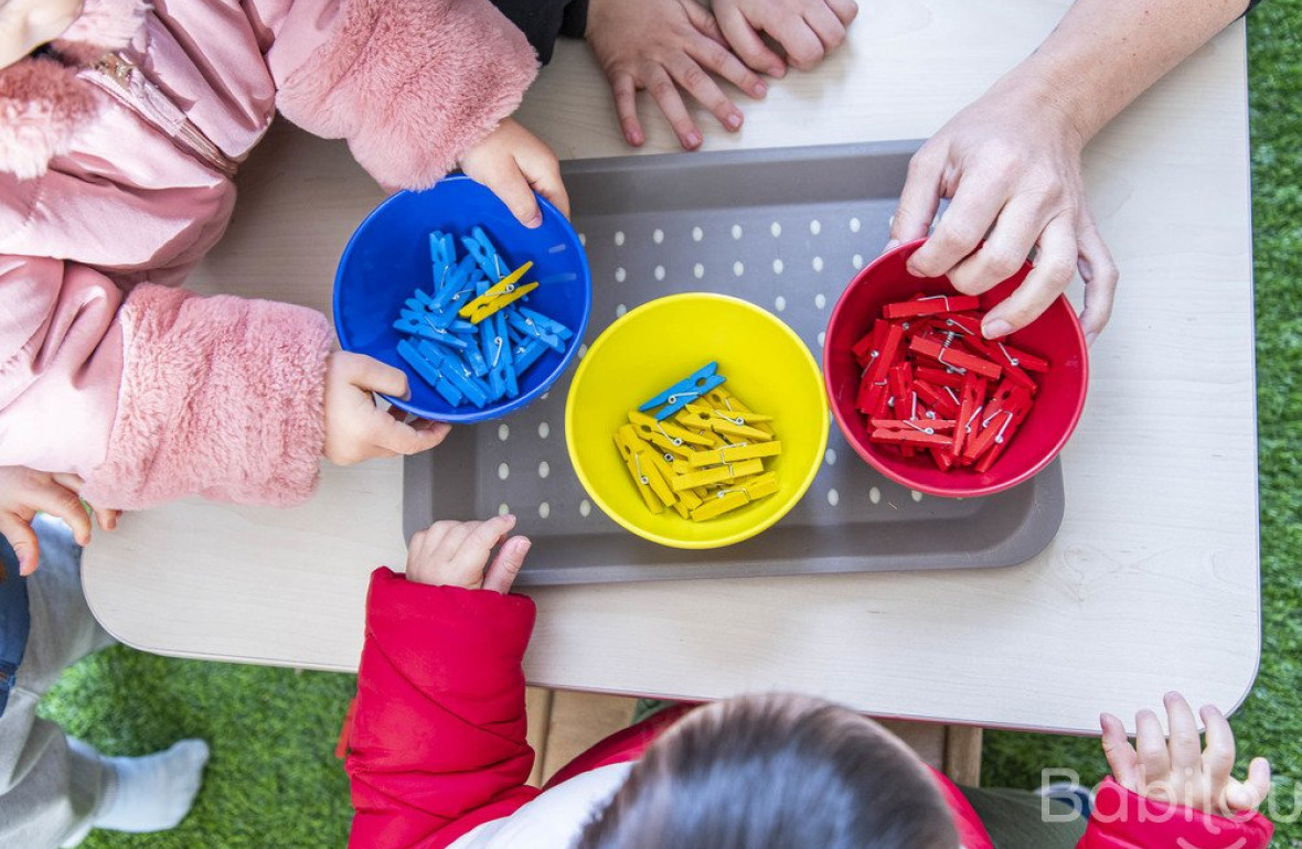 Un groupe d'enfants en crèche en activité