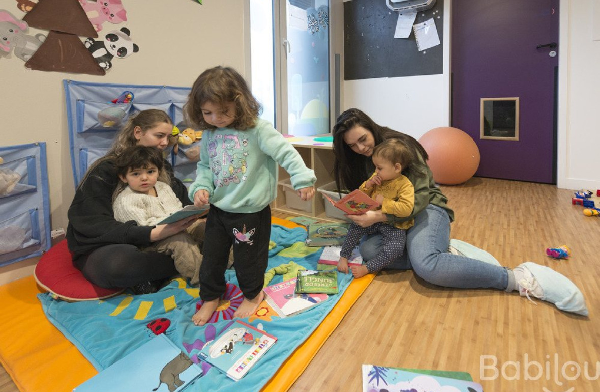 Deux professionnelles en interaction avec un groupe d'enfants