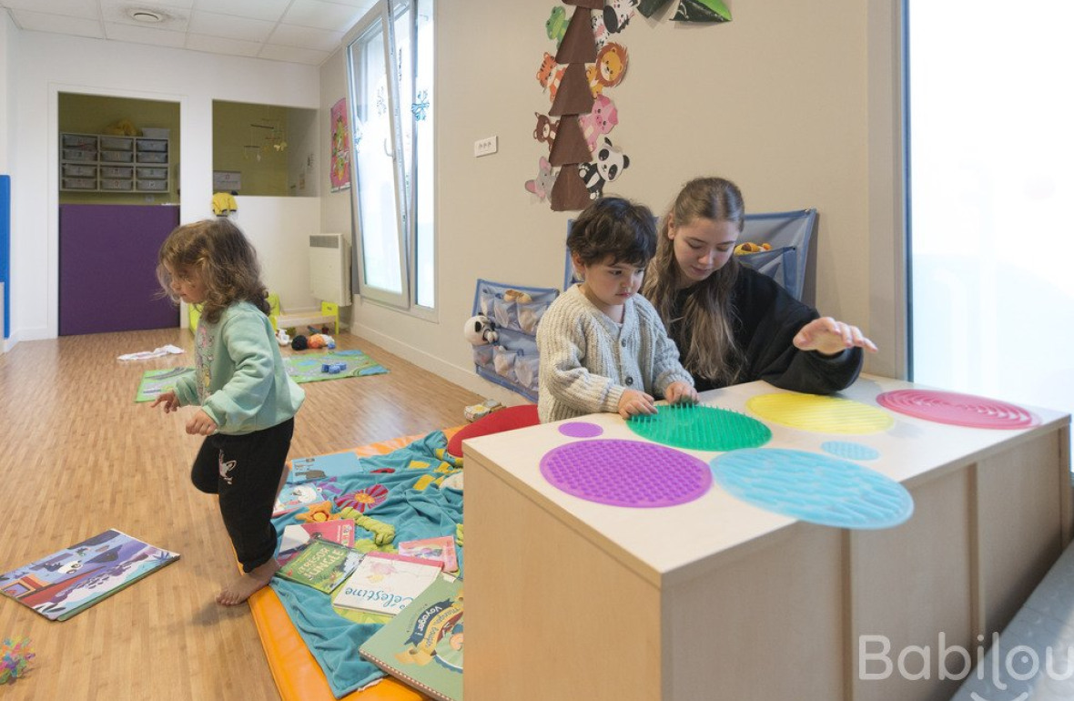 Trois enfants qui jouent