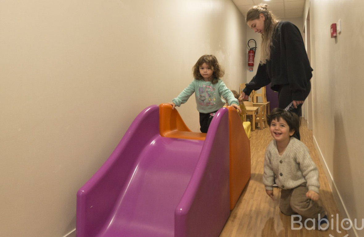 Une pro en crèche qui joue avec une enfant