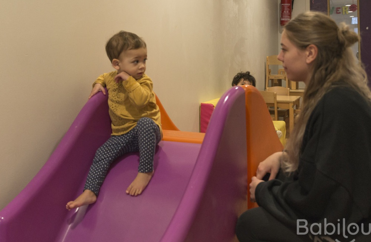 Une pro en crèche qui joue avec un enfant