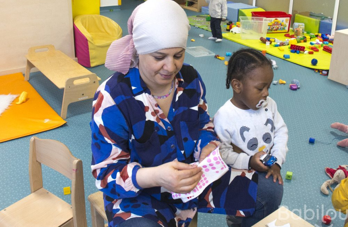 Une pro en crèche avec un enfant