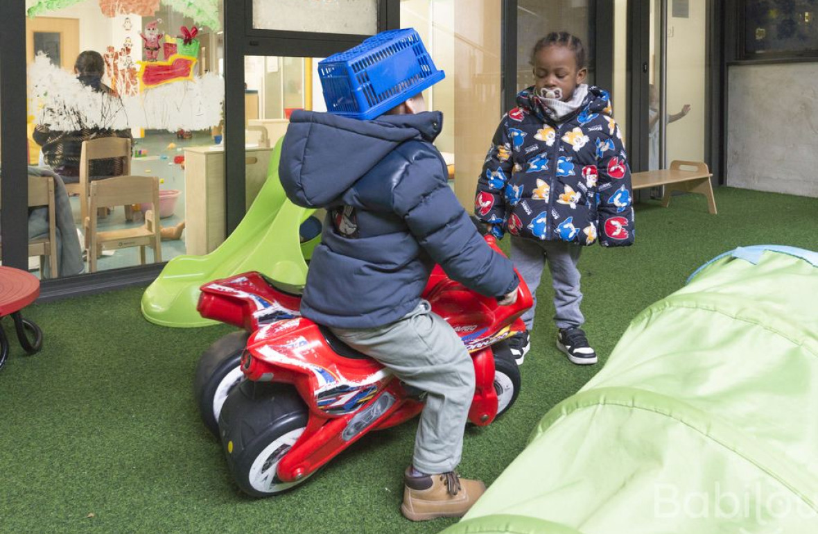 Deux enfants en crèches qui jouent dans le jardin 