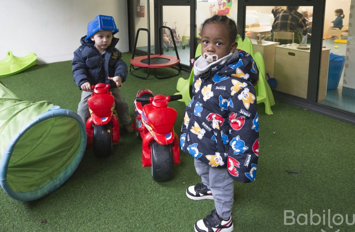 Deux enfants qui jouent dans le jardin 