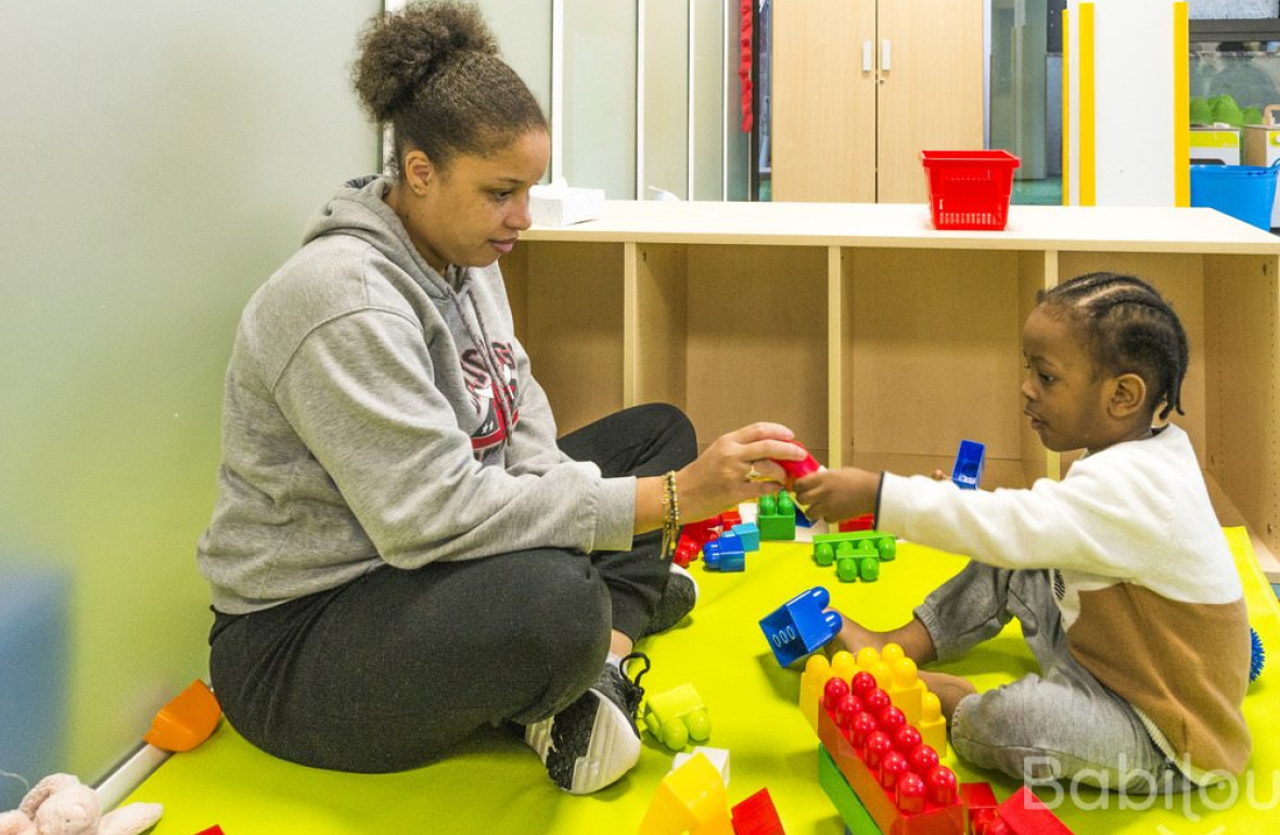 Une pro en crèche en interaction avec un enfant