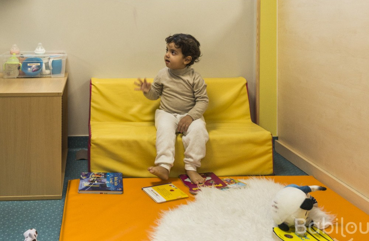 Un enfant en crèche Babilou qui joue 