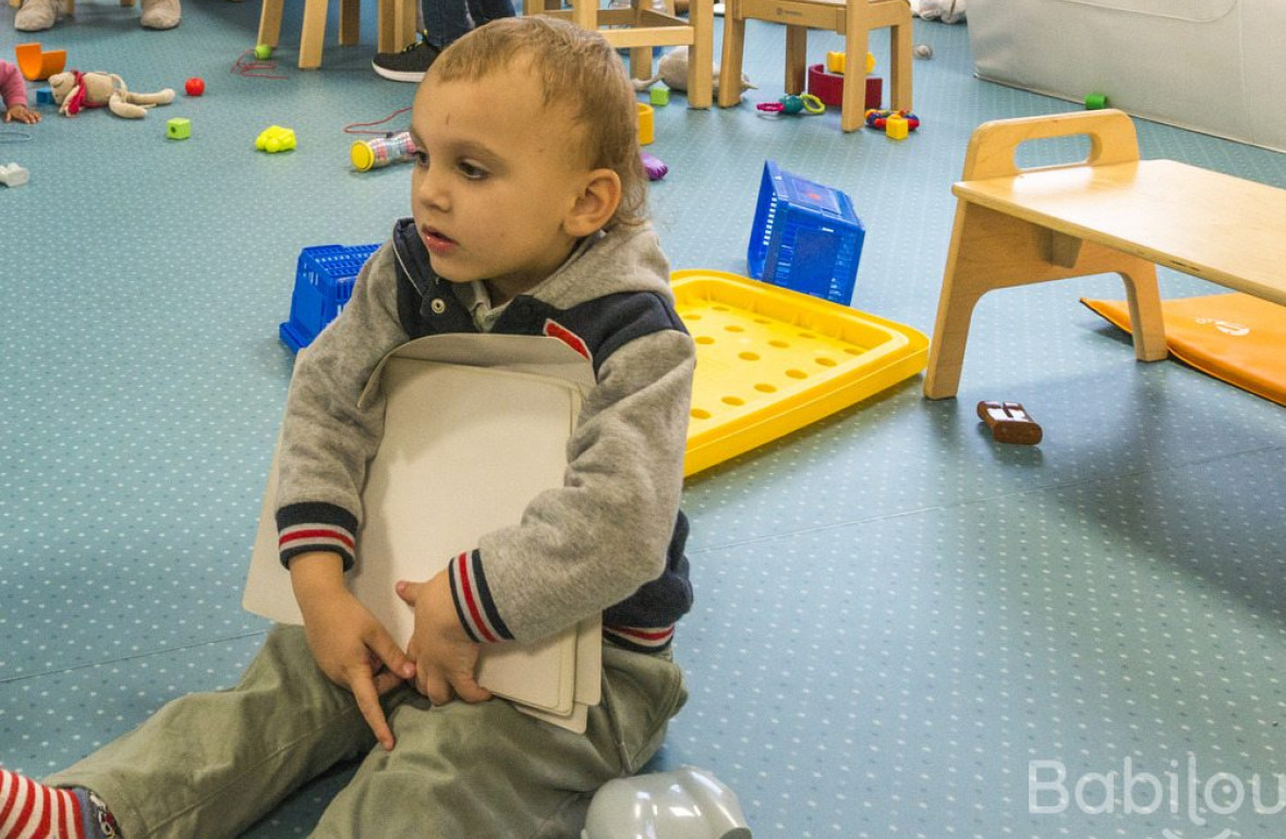 Un enfant en crèche qui joue 