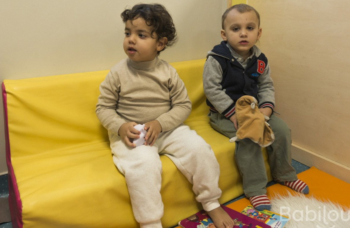 Deux enfants en crèche en interaction 