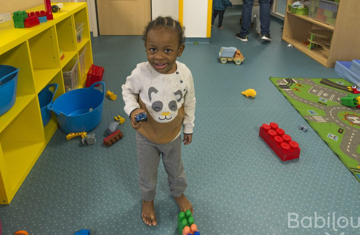 Un enfant en crèche qui marche