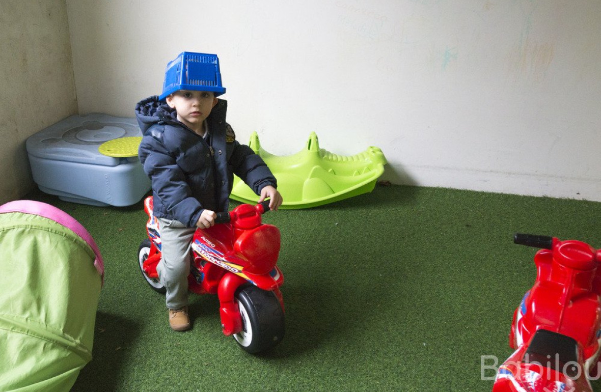 Un enfant en crèche qui joue en extérieur