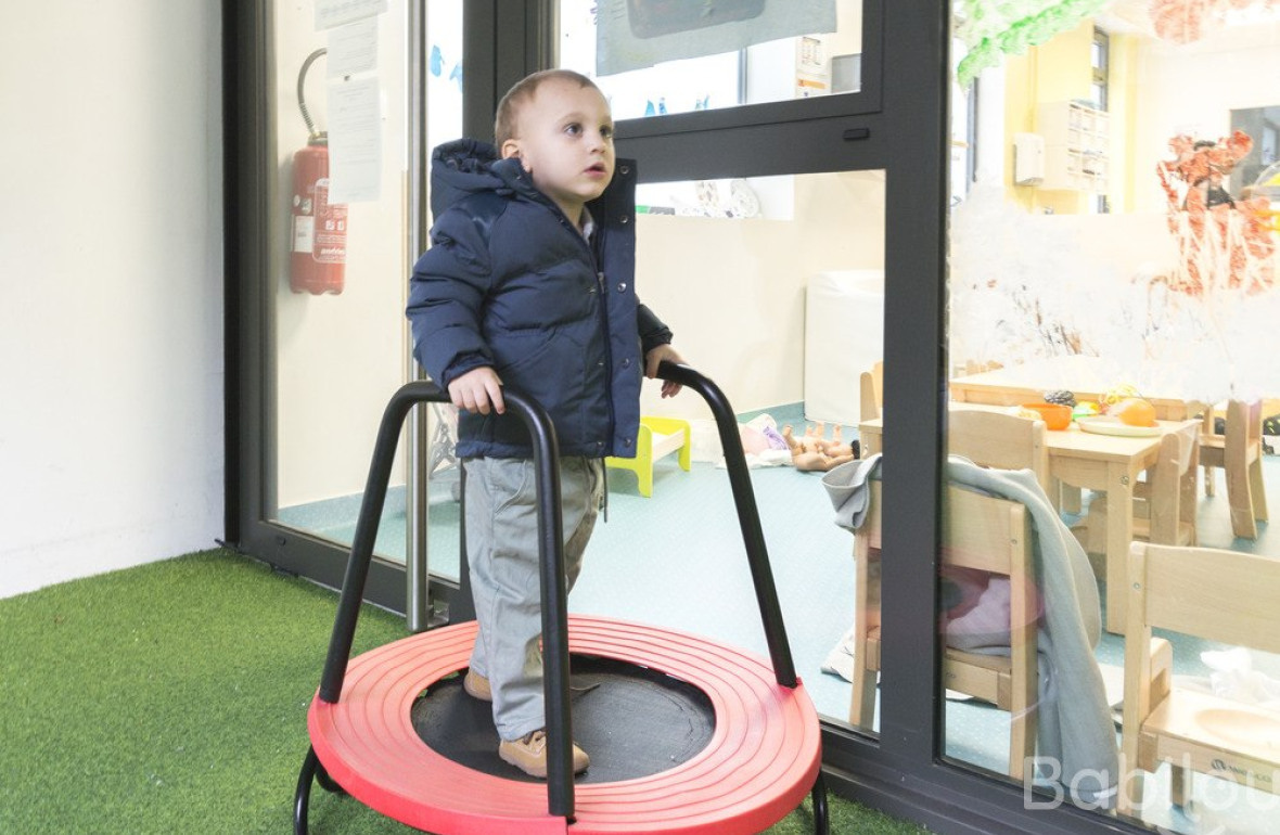 Un enfant en crèche qui joue en extérieur