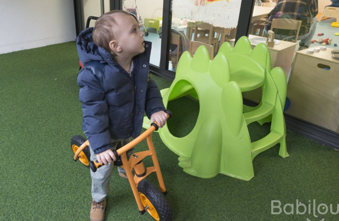 Un enfant en crèche qui joue en extérieur