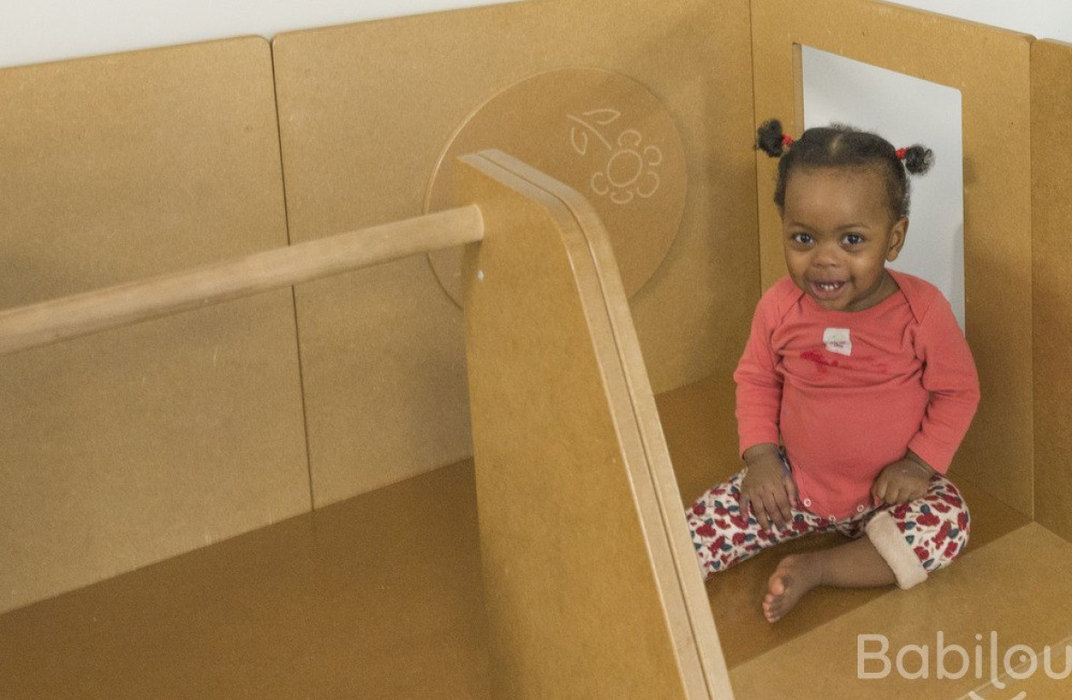 Une enfant en crèche qui joue