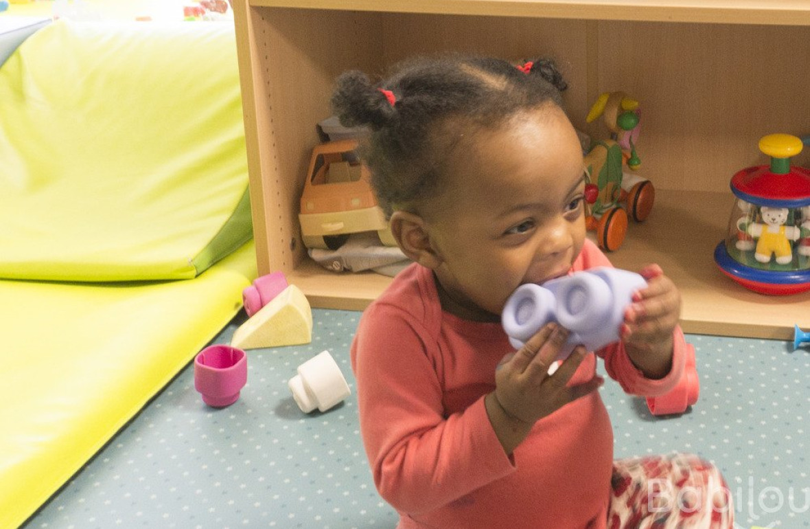 Une enfant en crèche qui joue 
