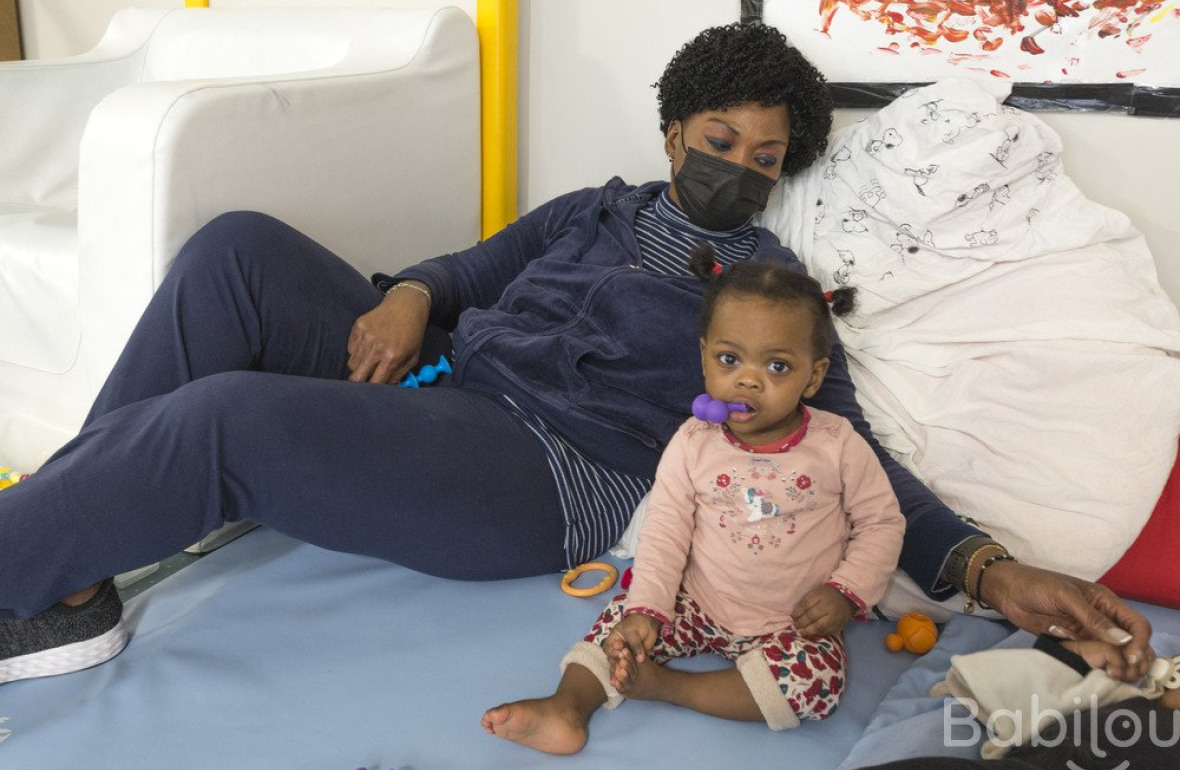 Une professionnelle en crèche Babilou jouant avec une enfant 