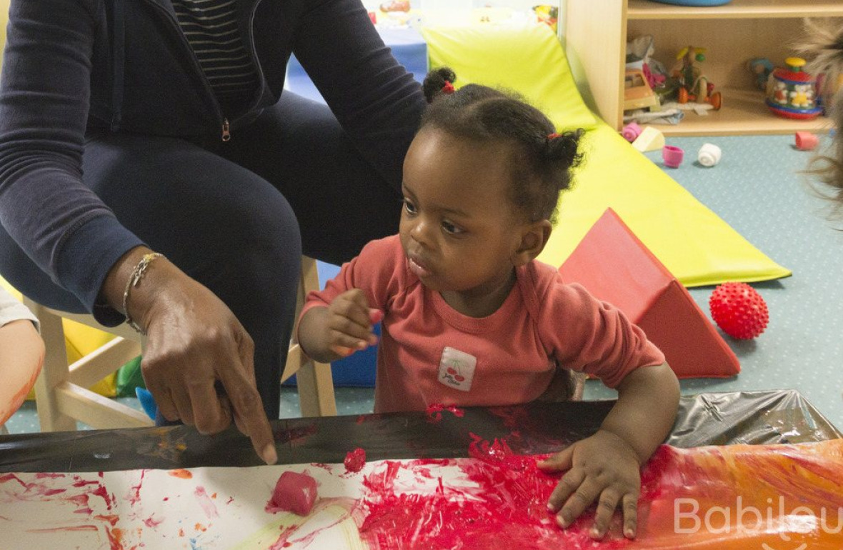 Une enfant en crèche Babilou en activité