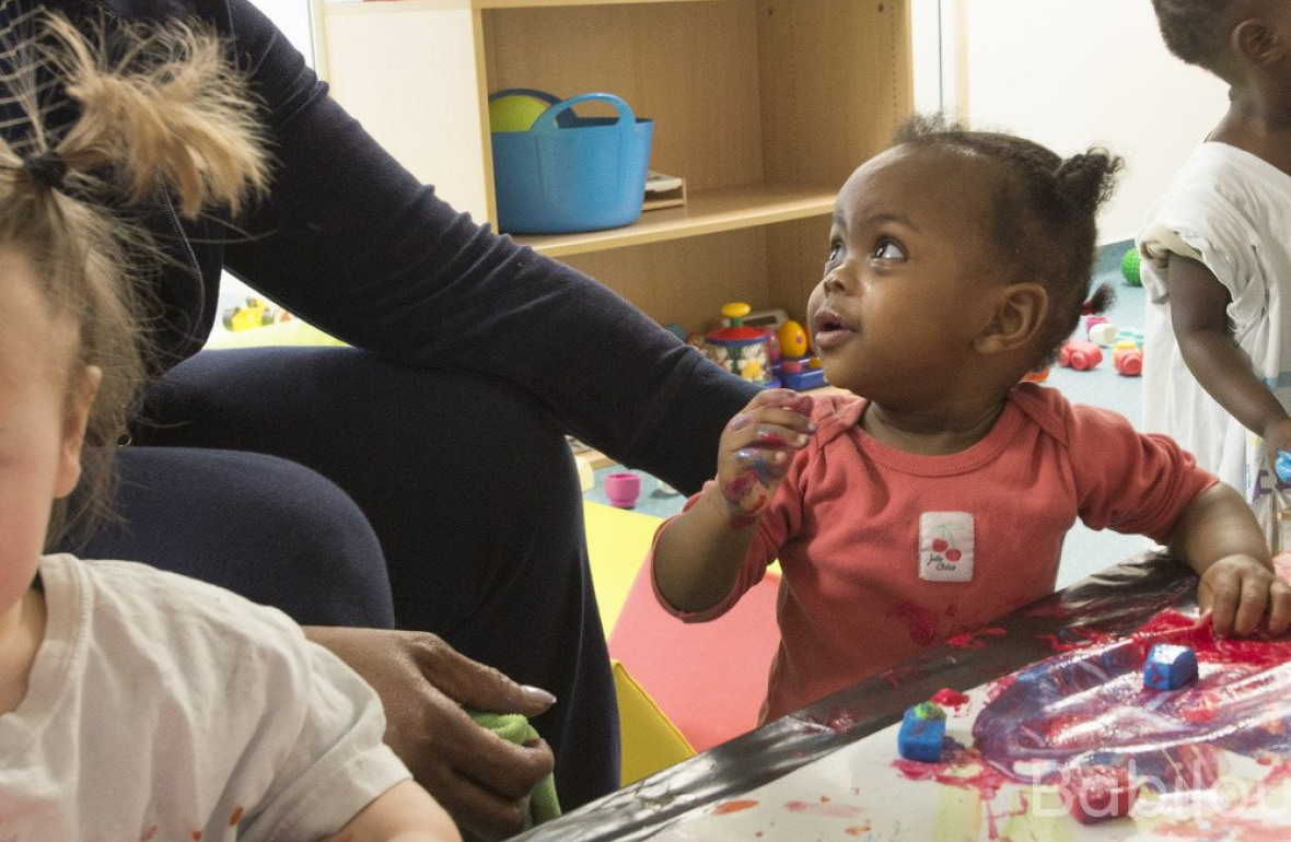 Une enfant en crèche Babilou en activité