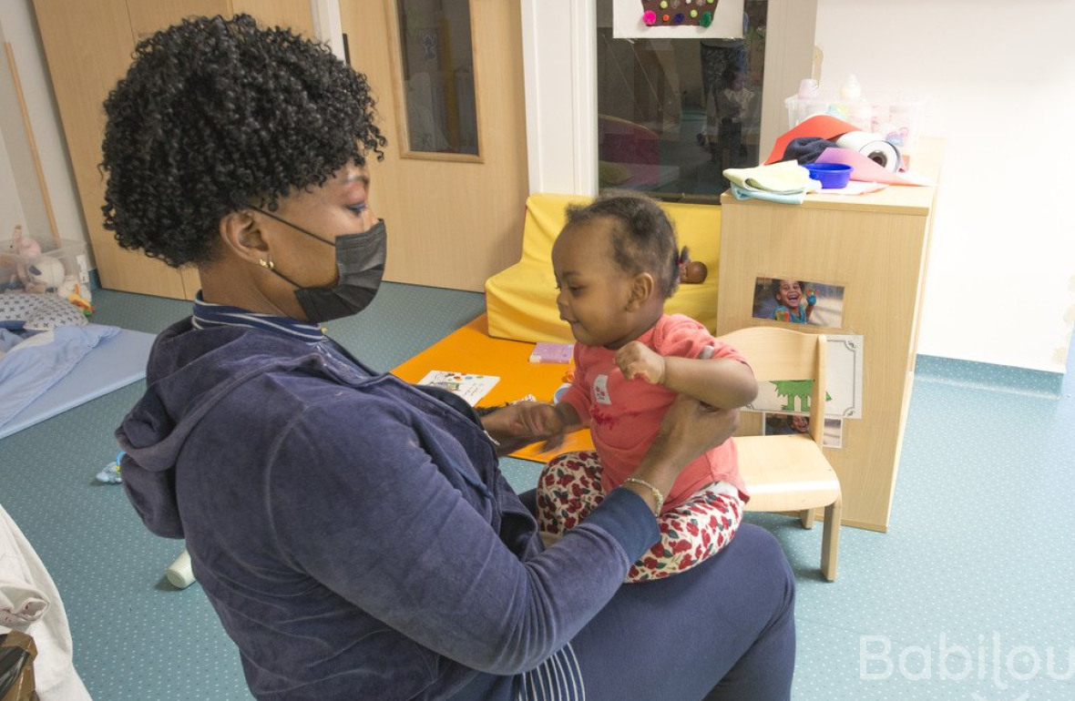 Une professionnelle en crèche Babilou en interaction avec une enfant