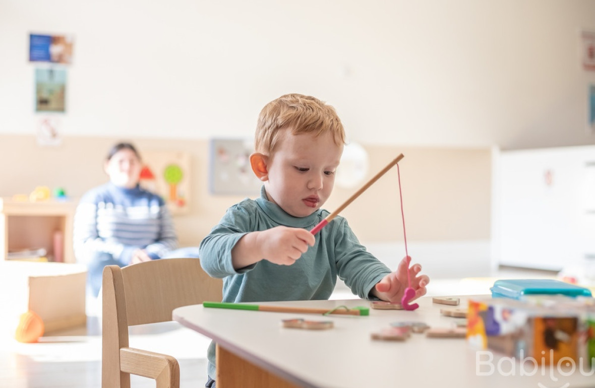 Petit garçon en crèche babilou en activité