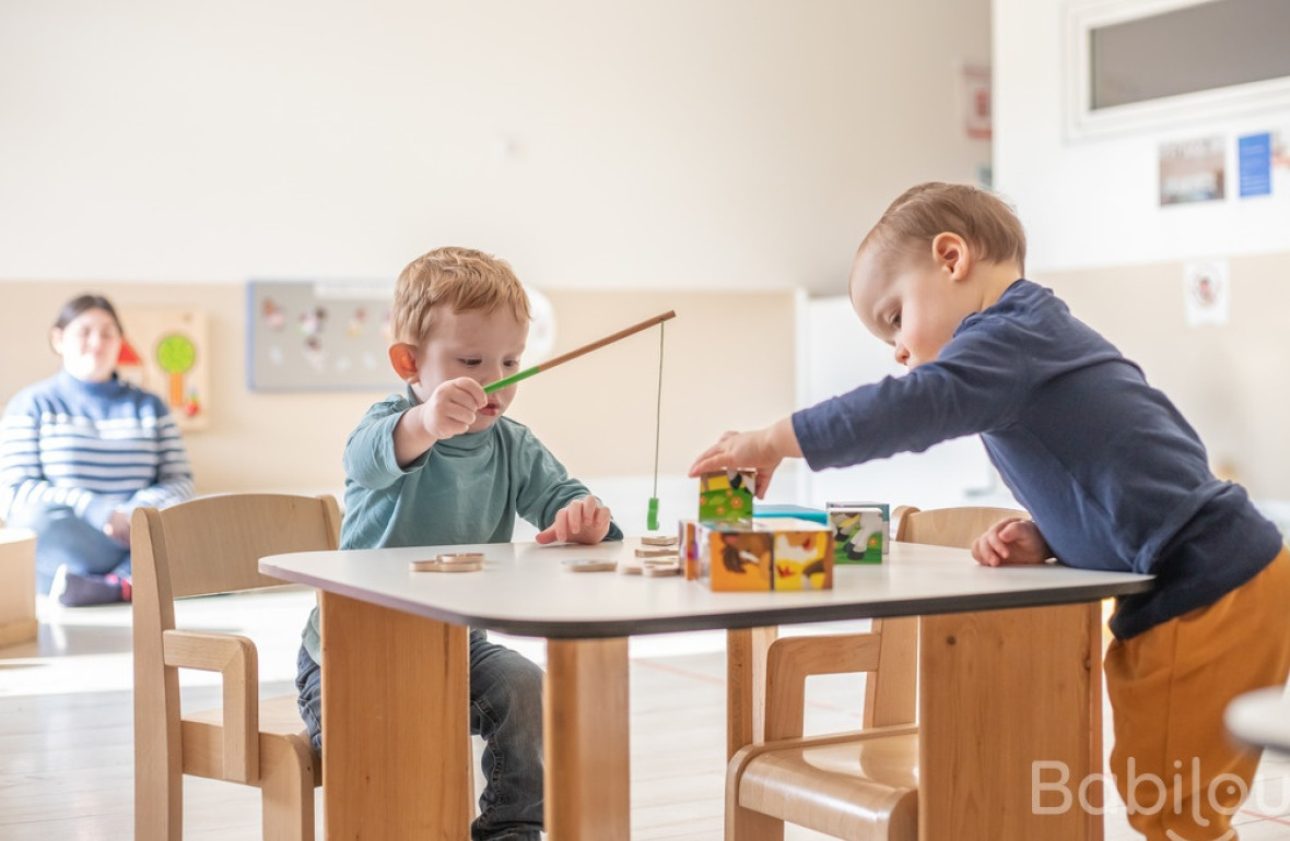 Deux enfants en crèche en activité