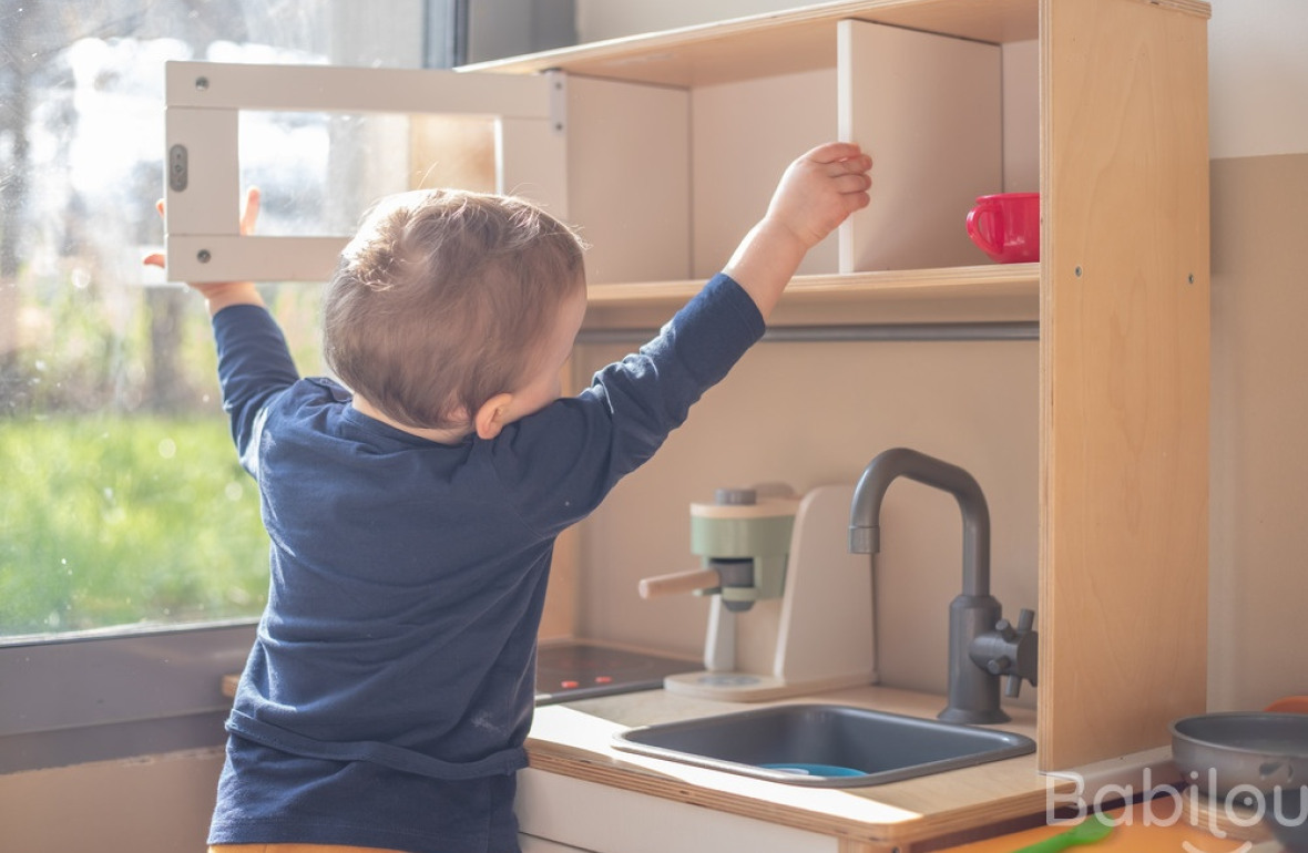 Un enfant en crèche babilou qui joue
