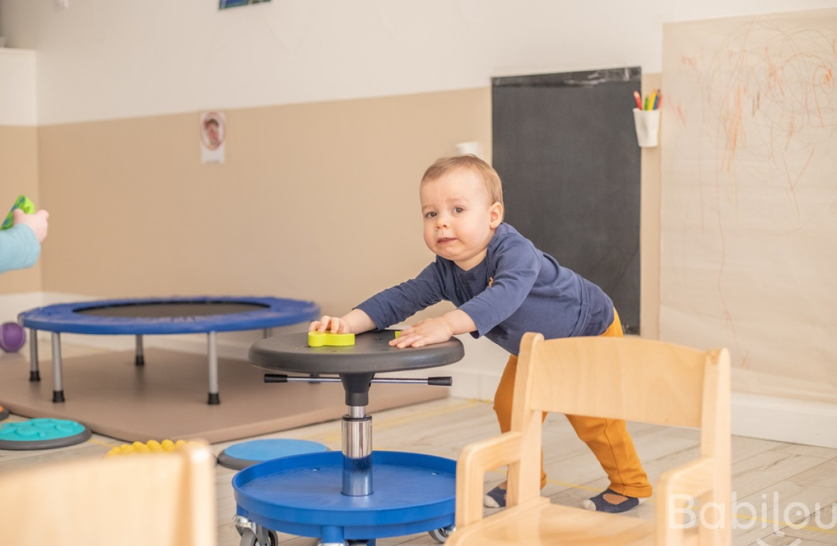 Un enfant en crèche babilou qui joue