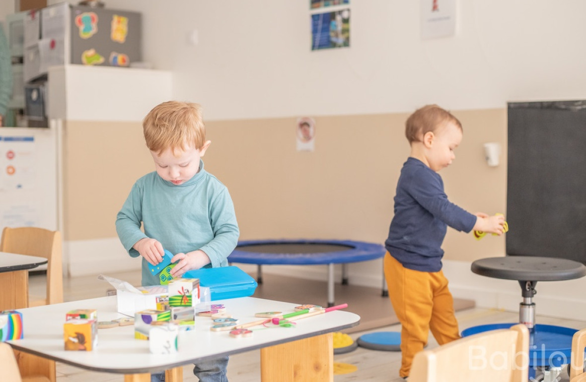 Deux enfants en crèche babilou qui joue
