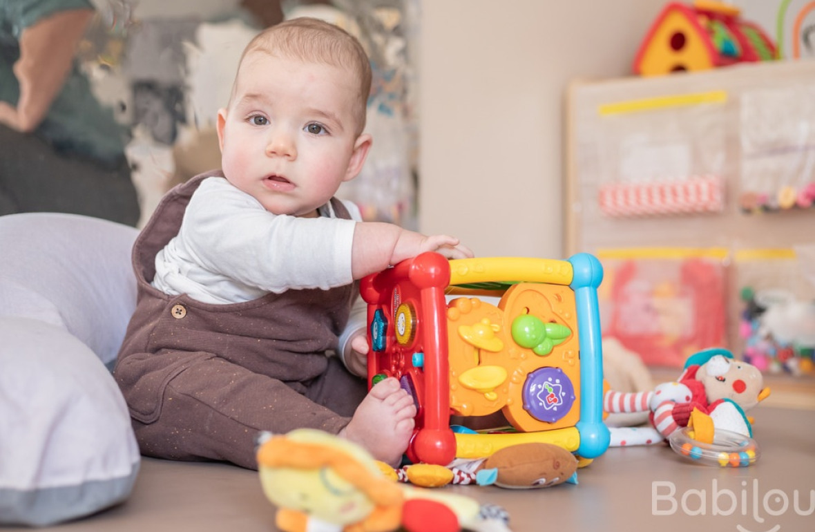 Bébé en crèche babilou qui joue 