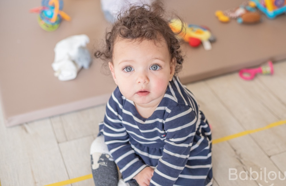 Bébé en crèche babilou qui joue 