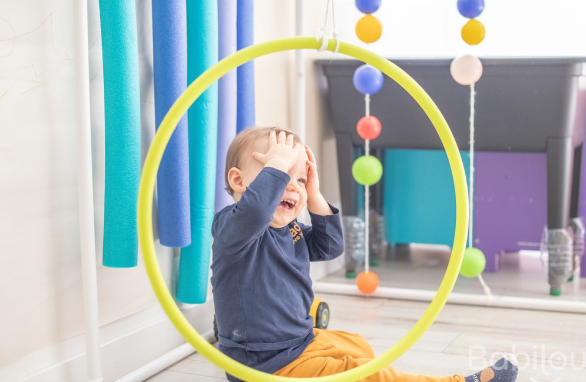 Bébé en crèche babilou qui joue 