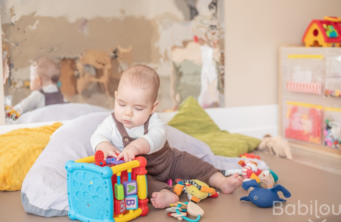 Bébé en crèche babilou qui joue 
