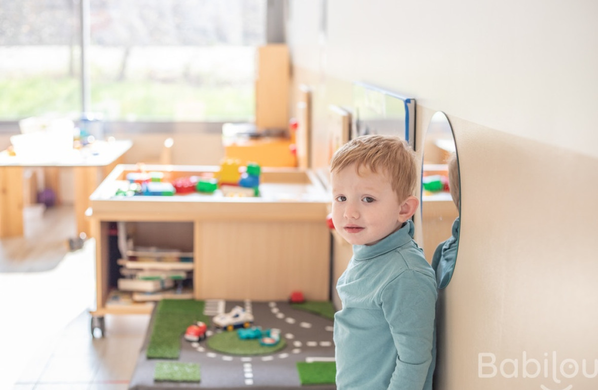 Petit garçon en crèche babilou qui joue 