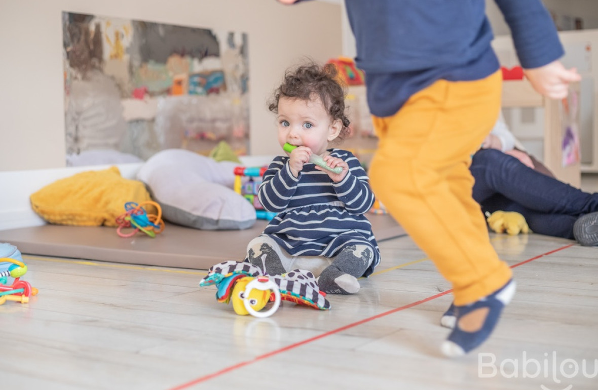 Bébé en crèche babilou qui joue 
