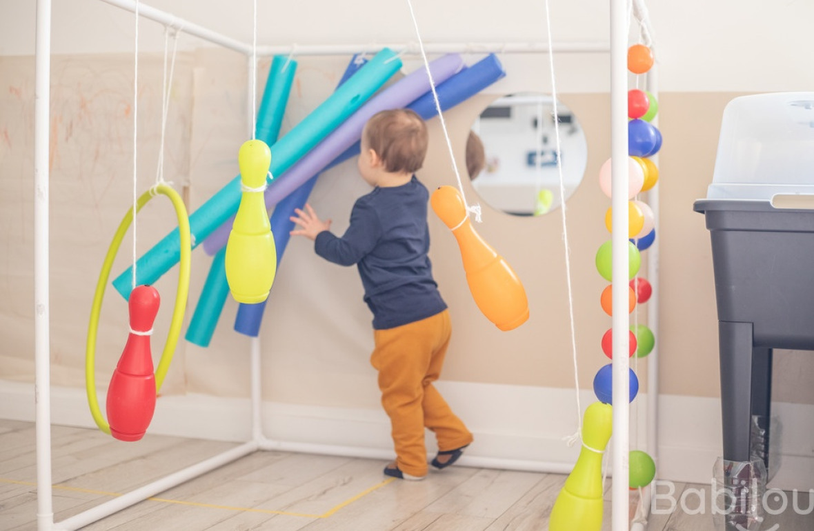 Un enfant en crèche babilou qui joue 