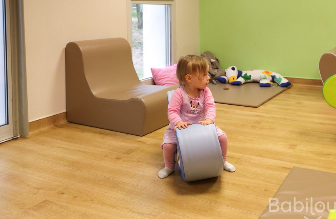 Une enfant en crèche Babilou qui joue 
