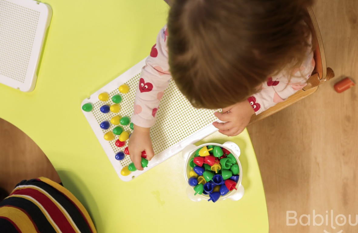 Une enfant en crèche Babilou en activité
