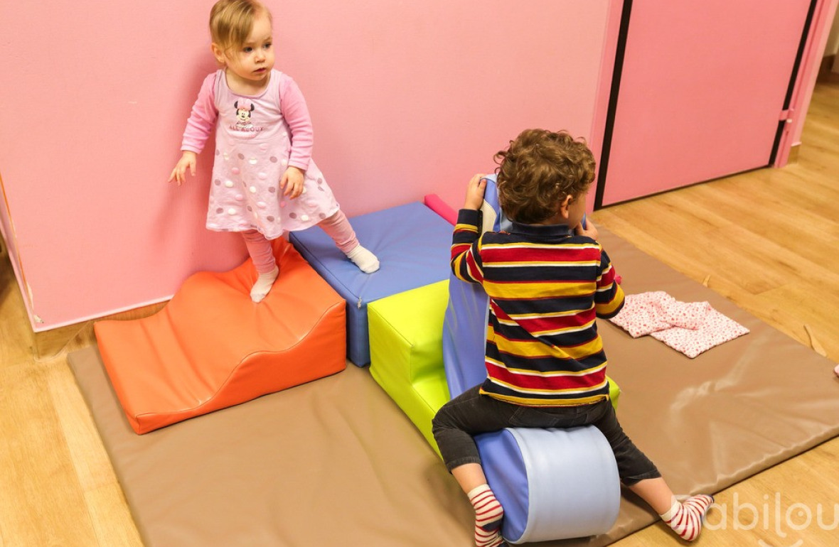 Deux enfants qui jouent en crèche 